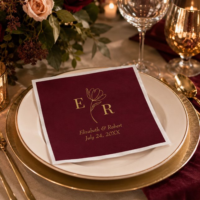Guardanapos de casamento com monograma floral em B (Burgundy Floral Monogram Wedding Napkins on an elegant wedding table)