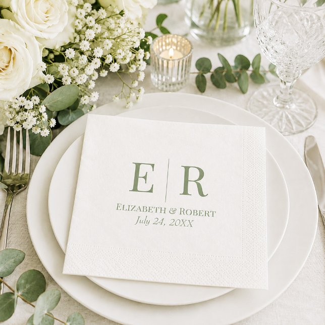 Guardanapos de casamento com monograma minimalista (White & Olive Minimalist Monogram Wedding Napkins on a wedding dinner table with flowers)
