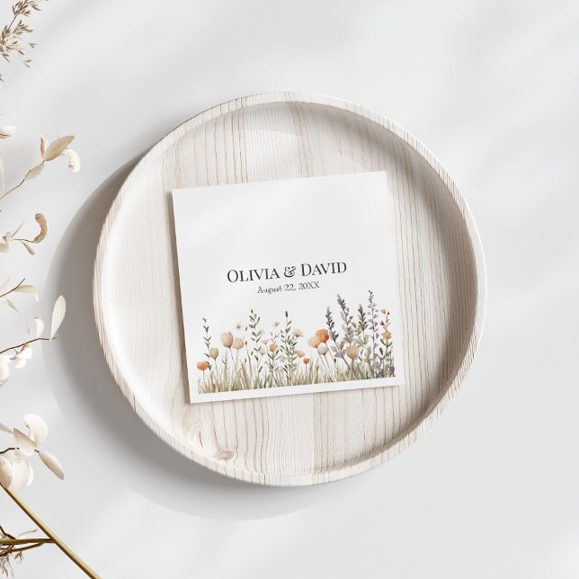 Guardanapos de Casamento com Prado de Flores Silve (Peach Wildflower Meadow Wedding Napkins on white table with dry flowers.)
