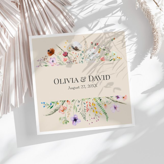 Guardanapos de casamento com tema de prado de flor (Taupe Wildflower Meadow Wedding Napkins on a sunny white table.)