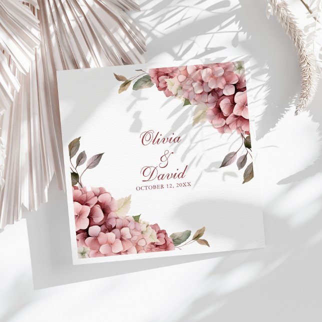 Guardanapos de casamento Hydrangea Rosa Empoeirada (Modern Elegant Dusty Rose Hydrangea Wedding Paper Dinner Napkins on a sunny white table.)