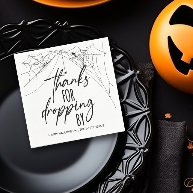 Guardanapos de festa de Halloween para quem passa  (Thanks for dropping by spooky Halloween napkins featuring a spider web in the corners.)