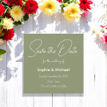 Guardar o Cartão de Casamento Simples Verde da Dat<br><div class="desc">Salve a data do casamento Sage Green Card com um roteiro elegante de caligrafia. Mais produtos com esse design estão na coleção abaixo.</div>