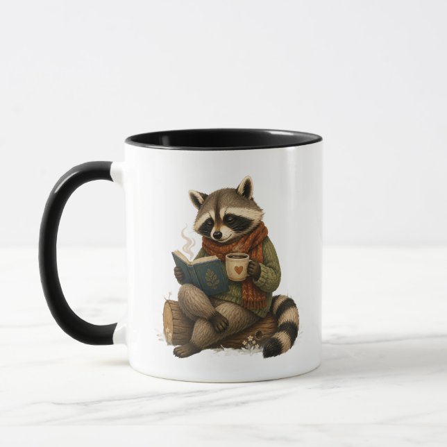 Guaxinim Aconchegante Lendo Livro com Caneca de Ca (Esquerda)