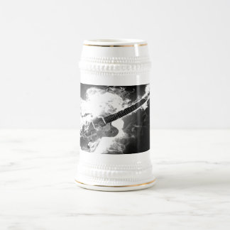Guitarra na caneca de cerveja do fogo
