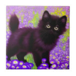 Gustav Klimt Black Kitten<br><div class="desc">Azulejo cerâmico com um gatinho preto Gustav Klimt! Esta beleza de olhos largos se coloca num campo verde de flores roxas. Um presente pensativo para amantes de gatos e entusiastas de arte austríacos!</div>