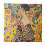 Gustav Klimt Lady com Vintage Azulejo cerâmico<br><div class="desc">Gustav Klimt,  Dame mit Fächer (Senhora com fã),  pintura,  1917-1918 Uma bela mulher com fã vermelha diante de um fundo de pássaros e flores brilhantes.</div>