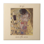 Gustav Klimt O Azulejo Cerâmico Beijo<br><div class="desc">O Kiss (original Der Kuss) foi pintado por Gustav Klimt, durante o seu "período de ouro", e é provavelmente o seu trabalho mais famoso. Ele retrata um casal, em vários tons de ouro e símbolos, compartilhando um beijo contra o fundo de bronze. A confusão de ouro compartilhada e o fundo...</div>