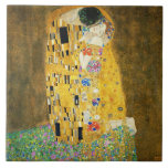 Gustav Klimt O Beijo Vintage Art Nouveau Painting<br><div class="desc">Gustav Klimt The Kiss Vintage Art Nouveau Painting The Kiss (Em alemão: Der Kuss) foi pintado pelo pintor simbolista austríaco Gustav Klimt entre 1907 e 1908, ponto alto de seu período de Ouro, quando pintou várias obras em estilo semelhante. A pintura é amplamente considerada uma obra-prima do início do período...</div>