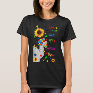 Há uma criança com camisa Autismo é um presente