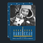 Hanukkah | Cartão com fotos Feliz Hanukkah Menorah<br><div class="desc">Mande saudações a Chanucá para a família e amigos com este design moderno personalizável. O trabalho de arte apresenta as palavras "Feliz Chanucá" desenhadas para se assemelhar a uma menorah com velas brilhando intensamente - cada letra representa uma das velas e a palavra "Feliz" se torna a vela central. Personalize-o...</div>