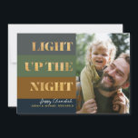 Hanukkah Dourada Luz Para Férias Noturnas<br><div class="desc">Nosso Hanukkah / Chanukah Dourado Light O cartão de Férias da Noite é uma maneira elegante, elegante e festiva de compartilhar seus desejos de Chanucá/ Chanukah com amigos, família e clientes nesta temporada de festas! Com espaço para personalizar com seu nome e foto. Consultas? Envie-nos uma mensagem ou envie um...</div>
