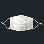 Hanukkah Dourado Menorah sobre Padrão Branco<br><div class="desc">Esta elegante máscara de rosto de Hanukkah apresenta um padrão de menorah dourado falso em um fundo branco.</div>