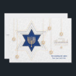 Hanukkah Saudações Cartão de Férias<br><div class="desc">Um elegante cartão de saudação Chanucá com uma Estrela de David e Menorah. (Imagem de pikisuperstar de Freepik.com). O cartão é fácil de personalizar com seu texto, fonte e cor da fonte. Não exatamente o que você está procurando? Todos os nossos produtos podem ser personalizados para atender às suas necessidades...</div>