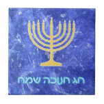 Hanukkah Snowstorm Menorah<br><div class="desc">Uma menorah Hanukkah de ouro brilhante e "Chag Chanukkah Sameach" (Feliz Hanukkah) em texto azul e branco brilhante sobrepôs-se a uma imagem fractal azul e branca que lembra os flocos de neve em uma tempestade.</div>