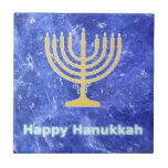 Hanukkah Snowstorm Menorah<br><div class="desc">Uma menorah Hanukkah de ouro brilhante e um "Hanukkah Feliz" em textos brilhantes, azuis e brancos sobrepõem-se a uma imagem fractal azul e branca que lembra os flocos de neve numa tempestade. Chag Sameach!</div>