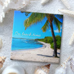 Hawaii Palm Tree Foto Tropical No Horário Da Praia<br><div class="desc">"Na hora da praia." Volte às memórias de dias de praia tropical preguiçosos sempre que você usa este inspirador azulejo cerâmico de férias do Havaí de uma palmeira solitária em uma praia arenosa, crescente, com céus azuis claros e turquesas e água. 2 tamanhos para escolher entre: quadrado de 4, 25"...</div>