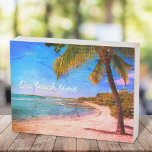 Hawaii Vintage Tropical Palm Photo No Horário Da P<br><div class="desc">"Na hora da praia." Volte às memórias de dias de praia tropical preguiçosos sempre que você olha para este retrato de férias no Havaí, impressão de madeira aflita de uma palmeira solitária em uma praia arenosa e crescente, com céus azuis claros e água. A madeira real dá a esta trabalho...</div>