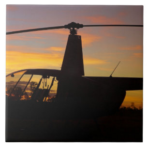 helicóptero Robinson R44 ao pôr do sol
