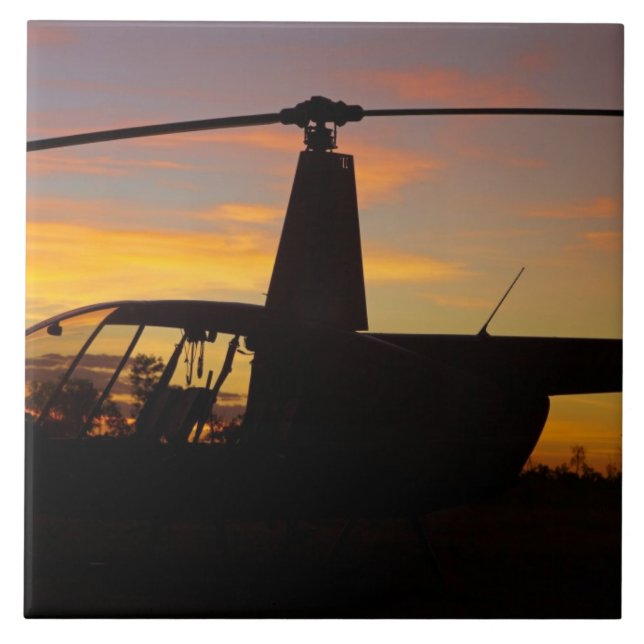 helicóptero Robinson R44 ao pôr do sol (Frente)