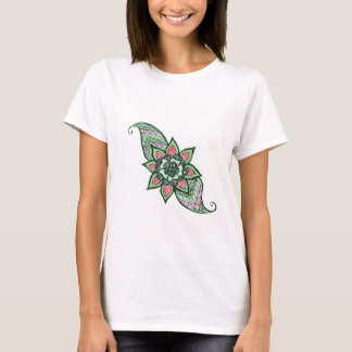 Henna inspirou design em camisa rosa e verde