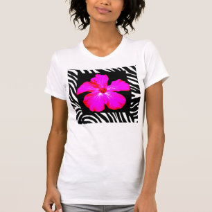 Hibiscus rosa-quente na camisa de desempenho da im