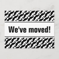 Hipster movendo cartões postais com impressão de b