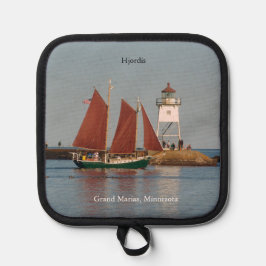 Hjordis & Grand Marias Light