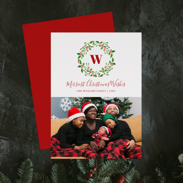 Holly Berry Wreath Cartão com fotos de férias (festive retro holly berry wreath and family monogram Christmas card with landscape family photo)