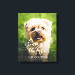 Home é onde o cão é a arte personalizada de Canvas<br><div class="desc">Letras encantadoras do estilo caligrafia dizia: "O lar é onde o cão está" sobre a foto do seu próprio cão. Personalize esta arte de canvas de layout vertical com o nome da sua família ou do seu animal de estimação e o ano em que eles se juntaram à sua tripulação....</div>