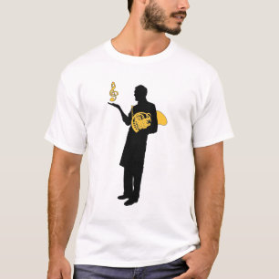 Homem com camiseta Chifre Francesa