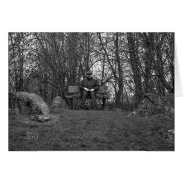 Homem com o boné liso no cartão do banco