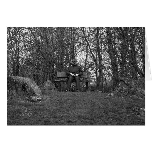 Homem com o boné liso no cartão do banco (Frente Horizontal)