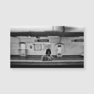 Homem com os sacos de compras no metro (Chatelet)