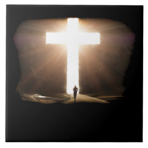 Homem Correndo pela Cruz Cristã Brilhante de Jesu