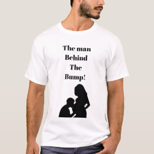Homem da camisa das citações t atrás da colisã