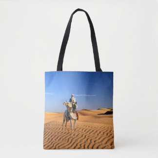 Homem do deserto numa bolsa de camelo