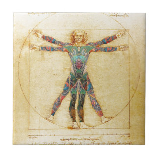 Homem do Vitruvian de da Vinci com tatuagens