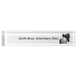 Homem Segurando Placa Luminosa Do Cavalo