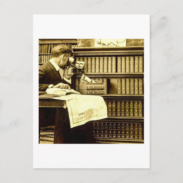 Homem Visualizando Cartões Estereofásicos Vintage (Frente)