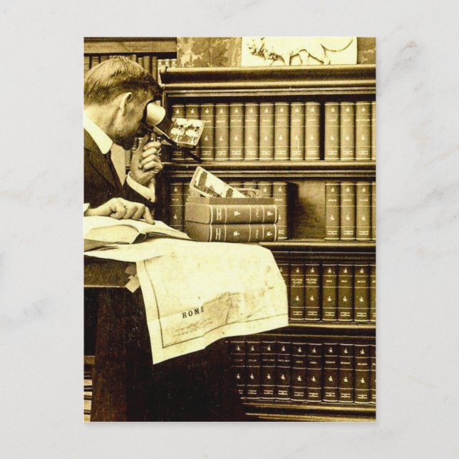 Homem visualizando cartões estereovisuais vintage (Frente)