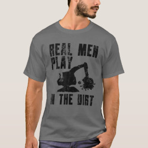 Homens Reais Brincam Com A Camisa Engraçada.
