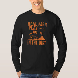 Homens Reais Brincam Em Campos De Camisa Engraçado