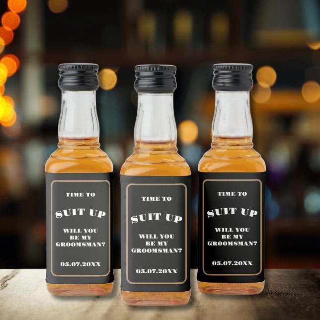 Hora De Me Adaptar Seja Minha Proposta De Padrinho (time to suit up will you be my groomsman proposal liquor bottle label)