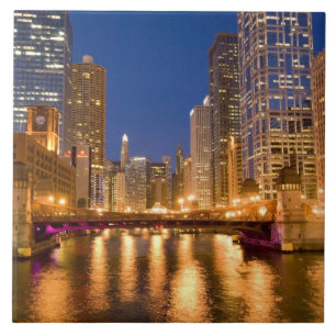 Horizonte de Chicago, Illinois, e Rio Chicago em