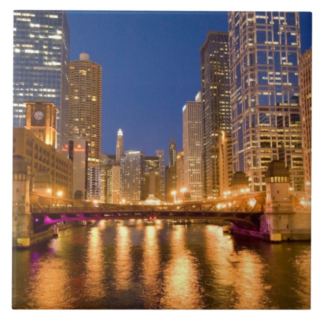 Horizonte de Chicago, Illinois, e Rio Chicago em (Frente)