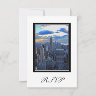 Horizonte de NYC ao Aproximar-se o Pôr do Sol RSVP