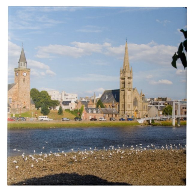 Horizonte e rio da pitoresca cidade de Inverness (Frente)