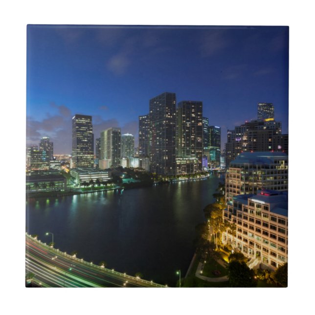 Horizonte urbano elevado de Brickell Key (Frente)