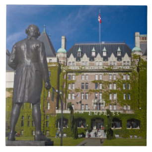 Hotel Empress e estátua do Capitão James Cook,